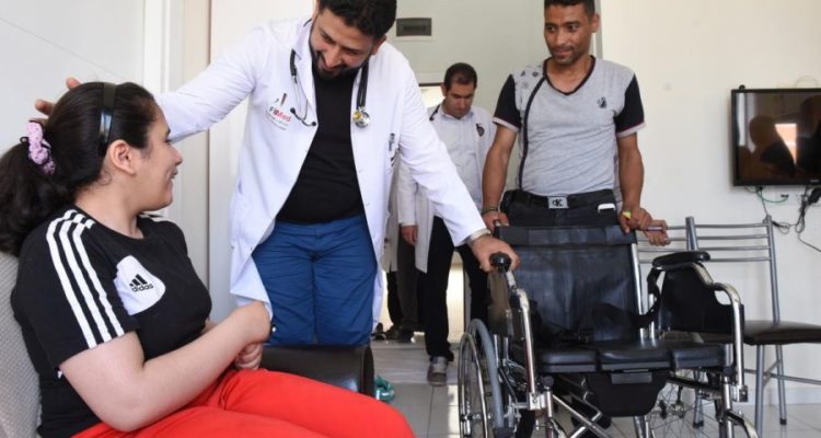  أطباء فلسطينيون يحققون حلم “نايا” في الخروج من المنزل
