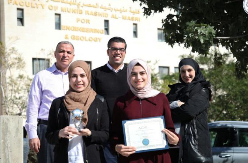  طالبة فلسطينية تفوز بجائزتين في مؤتمرٍ للمهندسين الكيميائيين بأورلاندو الأميريكية