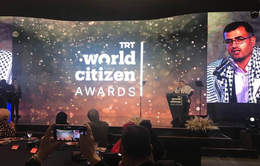  الكاتب أحمد أبو رتيمة من غزة يفوز بجائزة المواطن العالمي في تركيا TRT World Citizen Award