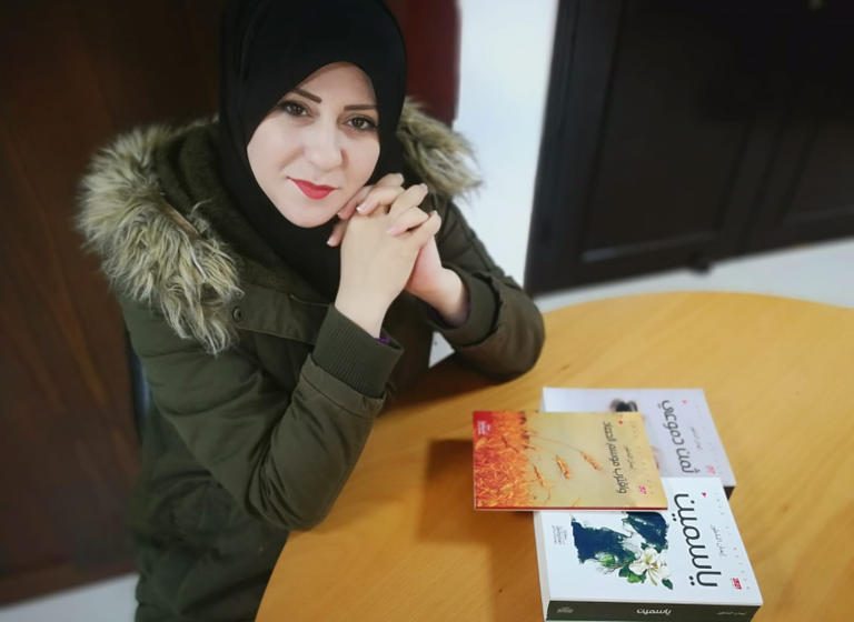  الروائية الفلسطينية إيمان الناطور تشق طريق الأدب وتسعى للوصول إلى العالمية